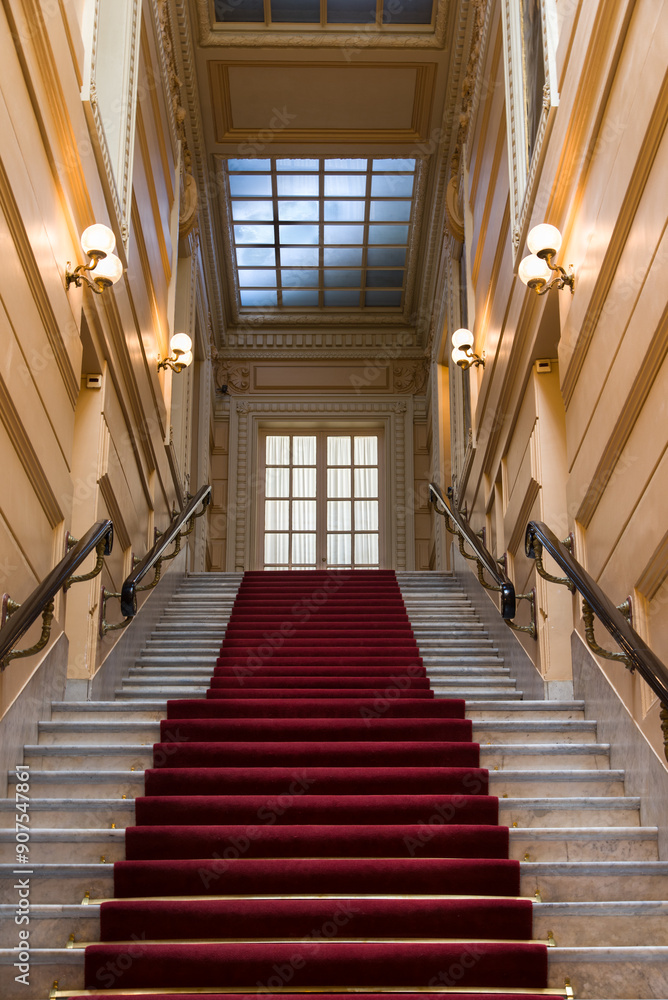 Obraz premium Casino de Monaco. Intérieur du Casino de Monaco. Escaliers luxueux. Montée d'escaliers. Marches avec un tapis
