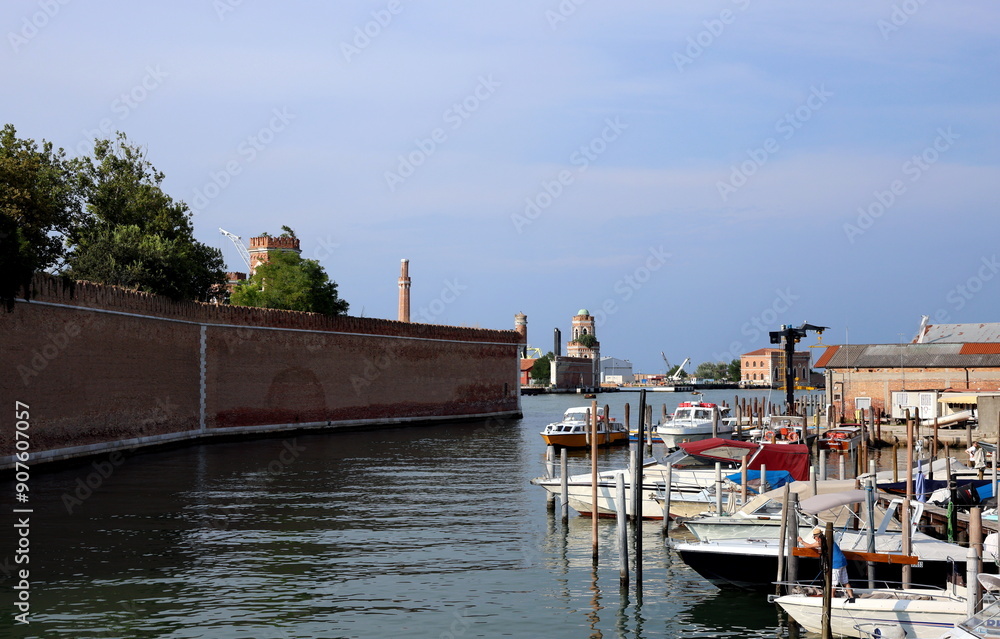 Obraz premium Häuser und Boote an einem Kanal in Venedig