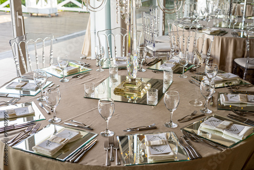 Obraz na płótnie Indoor Wedding Reception: Round Tables with Unique Floral Centerpieces w salonie