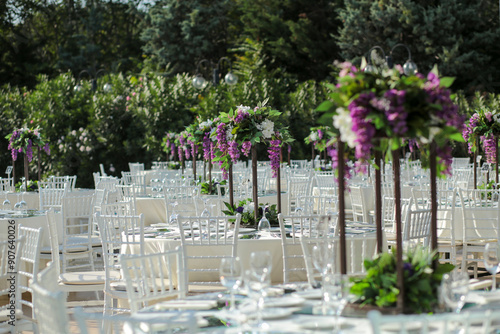 Obraz na płótnie Elegant Outdoor Wedding Reception with Purple and White Floral Centerpieces w salonie