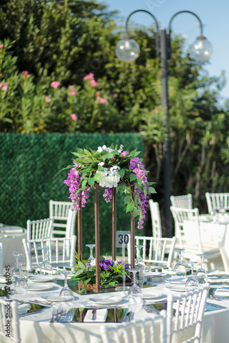 Obraz na płótnie Elegant Outdoor Wedding Reception with Purple and White Floral Centerpieces w salonie