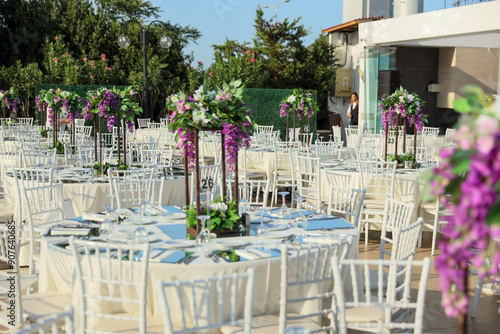 Obraz na płótnie Elegant Outdoor Wedding Reception with Purple and White Floral Centerpieces w salonie