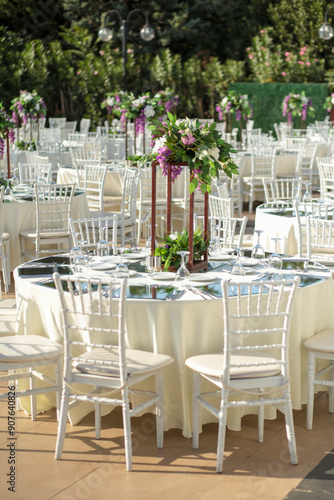Obraz na płótnie Elegant Outdoor Wedding Reception with Purple and White Floral Centerpieces w salonie