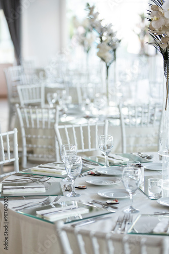 Obraz na płótnie Indoor Wedding Reception: Round Tables with Unique Floral Centerpieces w salonie