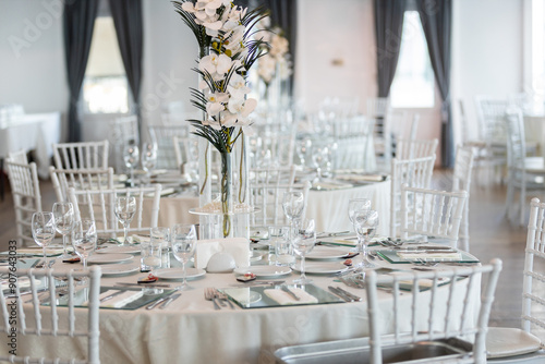 Obraz na płótnie Indoor Wedding Reception: Round Tables with Unique Floral Centerpieces w salonie