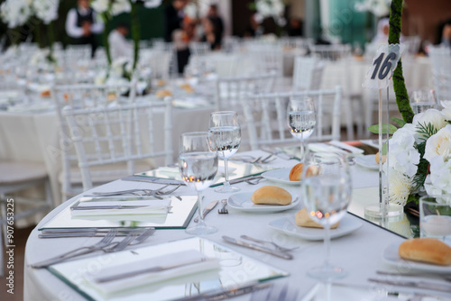 Obraz na płótnie Elegant Indoor Wedding Reception with White Floral Centerpieces and Mirror Chargers w salonie