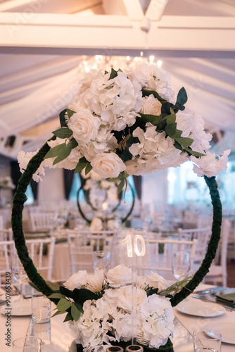 Obraz na płótnie Elegant Wedding Table Setting with Floral Hoops and White Flowers w salonie