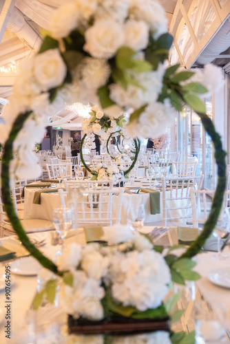 Obraz na płótnie Elegant Wedding Table Setting with Floral Hoops and White Flowers w salonie