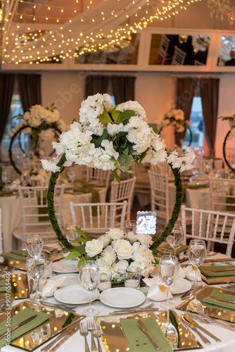 Obraz na płótnie Elegant Wedding Table Setting with Floral Hoops and White Flowers w salonie