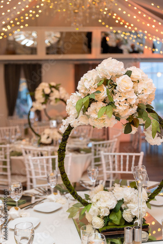 Obraz na płótnie Elegant Wedding Table Setting with Floral Hoops and White Flowers w salonie