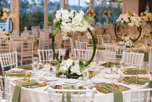 Obraz na płótnie Elegant Wedding Table Setting with Floral Hoops and White Flowers w salonie