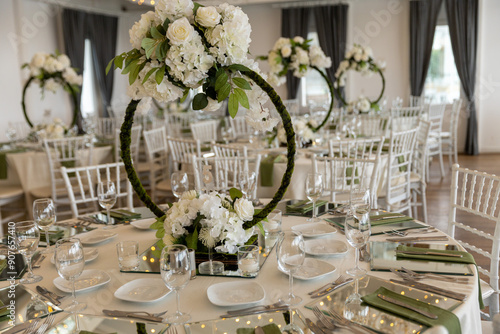 Obraz na płótnie Indoor Wedding Reception: Round Tables with Unique Floral Centerpieces w salonie