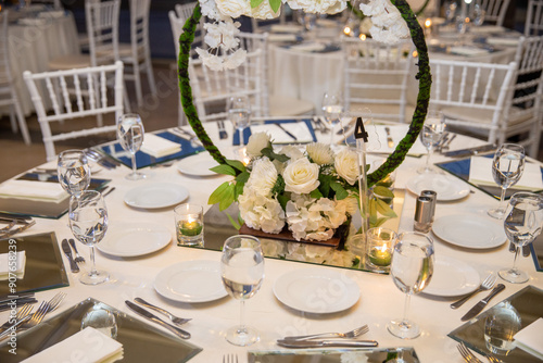Obraz na płótnie Elegant Wedding Table Setting with Floral Hoops and White Flowers w salonie