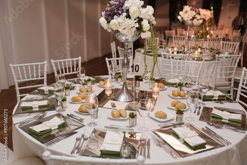 Obraz na płótnie Elegant Wedding Venue with Floral Centerpieces and White Chairs w salonie