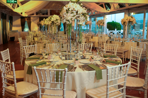 Obraz na płótnie Luxury Wedding: Beautifully Decorated Venue with Floral Arrangements w salonie
