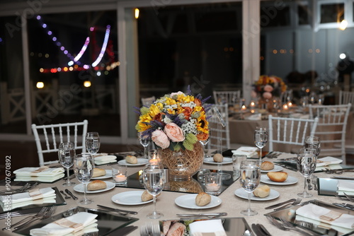 Obraz na płótnie Indoor Wedding Reception: Round Table with Floral Decor and Urban View w salonie