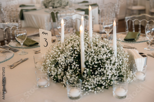 Obraz na płótnie Romantic reception table with floral centerpiece and soft candlelight w salonie
