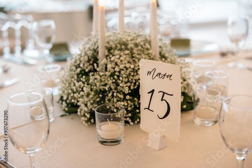 Obraz na płótnie Romantic reception table with floral centerpiece and soft candlelight w salonie