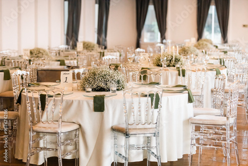 Obraz na płótnie Romantic reception table with floral centerpiece and soft candlelight w salonie
