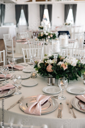 Obraz na płótnie Elegant Indoor Wedding Reception with Pink and White Floral Centerpieces and Candles w salonie
