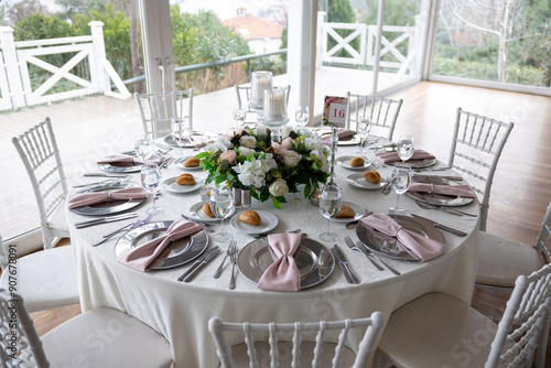 Obraz na płótnie Elegant Indoor Wedding Reception with Pink and White Floral Centerpieces and Candles w salonie