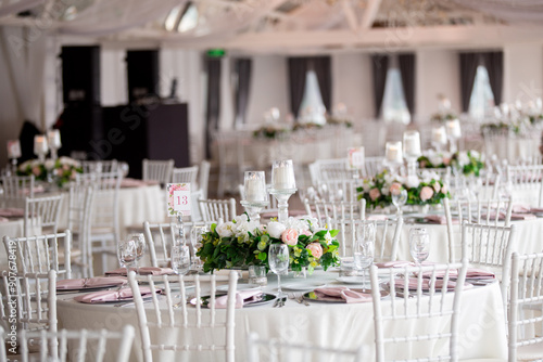 Obraz na płótnie Elegant Indoor Wedding Reception with Pink and White Floral Centerpieces and Candles w salonie