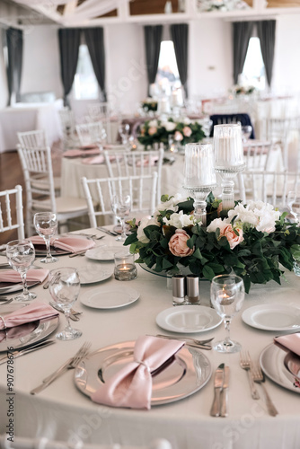 Obraz na płótnie Elegant Indoor Wedding Reception with Pink and White Floral Centerpieces and Candles w salonie