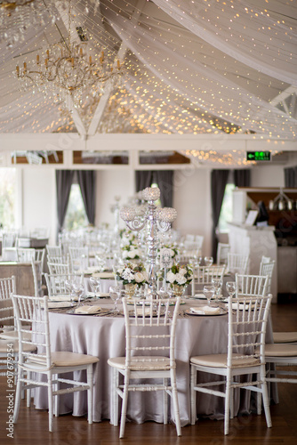 Obraz na płótnie Elegant Indoor Wedding Reception with Blue Hydrangeas and White Roses Centerpiece w salonie
