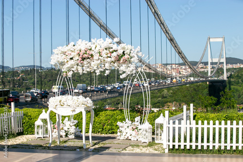Obraz na płótnie Elegant Wedding Decor with White Flowers and Bosphorus Bridge View w salonie