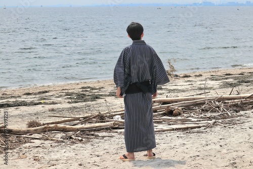 海を見つめる浴衣姿の日本人男性