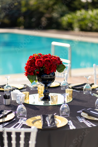 Obraz na płótnie Elegant Poolside Wedding Reception with Red Rose Centerpiece w salonie
