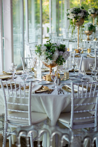 Obraz na płótnie Elegant Wedding Table with White Flowers and Greenery at Outdoor Reception w salonie