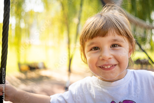 Ritratto di una bambina in un parco