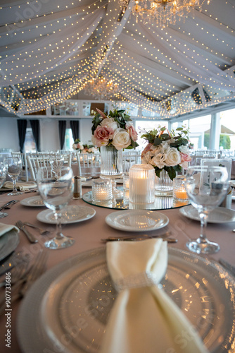 Obraz na płótnie Elegant Wedding Table with Pastel Flowers and Greenery at Indoor Reception w salonie