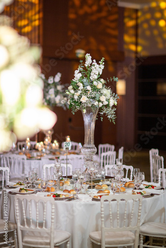 Obraz na płótnie Luxury Wedding Venue: Beautifully Decorated Table with Crystal Candelabras and White Candles w salonie