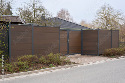 WPC Sichtschutzzaun vor einem Hausgrundstück, Waren, Müritz, Mecklenburg-Vorpommern, Deutschland, Europa