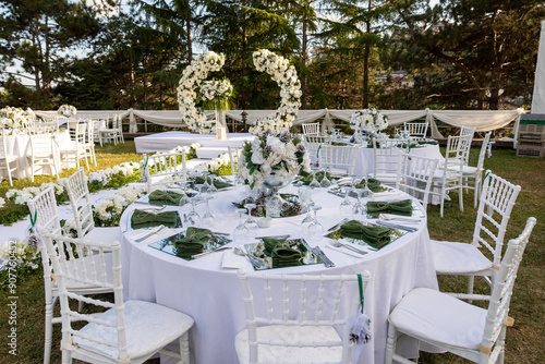 Obraz na płótnie Luxury Wedding Venue: Beautifully Decorated Outdoor Space with Wisteria w salonie