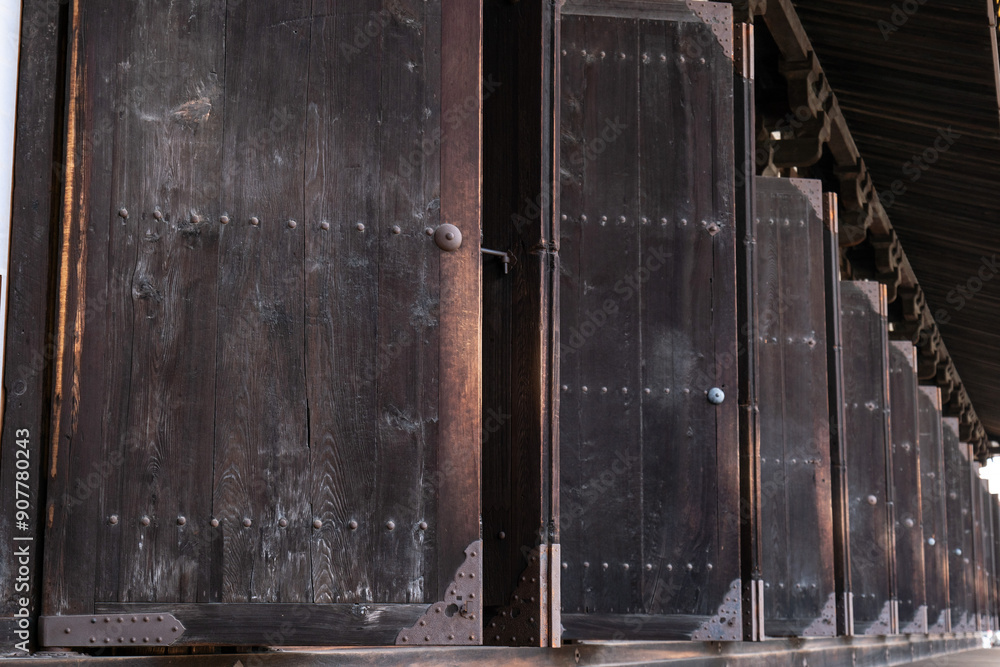 Obraz premium 日本、京都、三十三間堂、天台宗の寺院、春、泉回遊式庭園、蓮華王院本堂、日本の伝統文化、古代建築、木造の建物