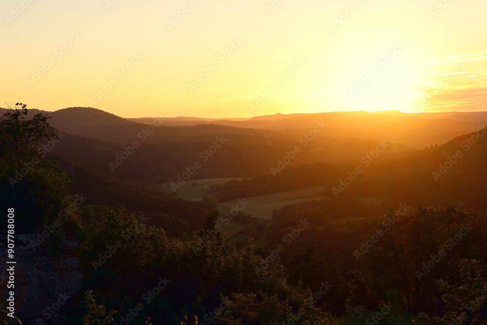 Sonnenuntergang im Sommer im Pfälzerwald, fotografiert von der Burgruine Drachenfels bei Busenberg in der Verbandsgemeinde Dahner Felsenland in Rheinland-Pfalz. Sonnenuntergang im Sommer im Pfälzerwald, fotografiert von der Burgruine Drachenfels bei Busenberg in der Verbandsgemeinde Dahner Felsenland in Rheinland-Pfalz.