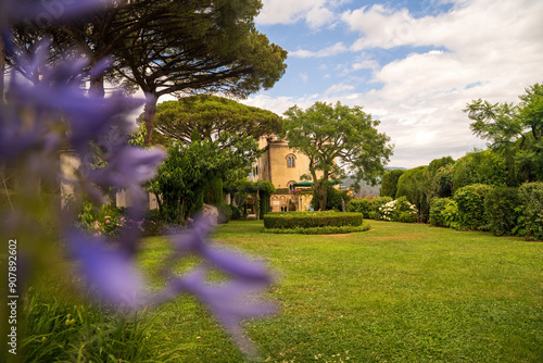Obraz na płótnie Beautiful Garden With Historic House Surrounded By Trees, cimbrone villa in Ravello, Italy w salonie