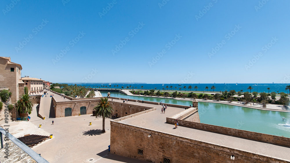 Fototapeta premium Flanieren hinter dem Gebäude am Meer