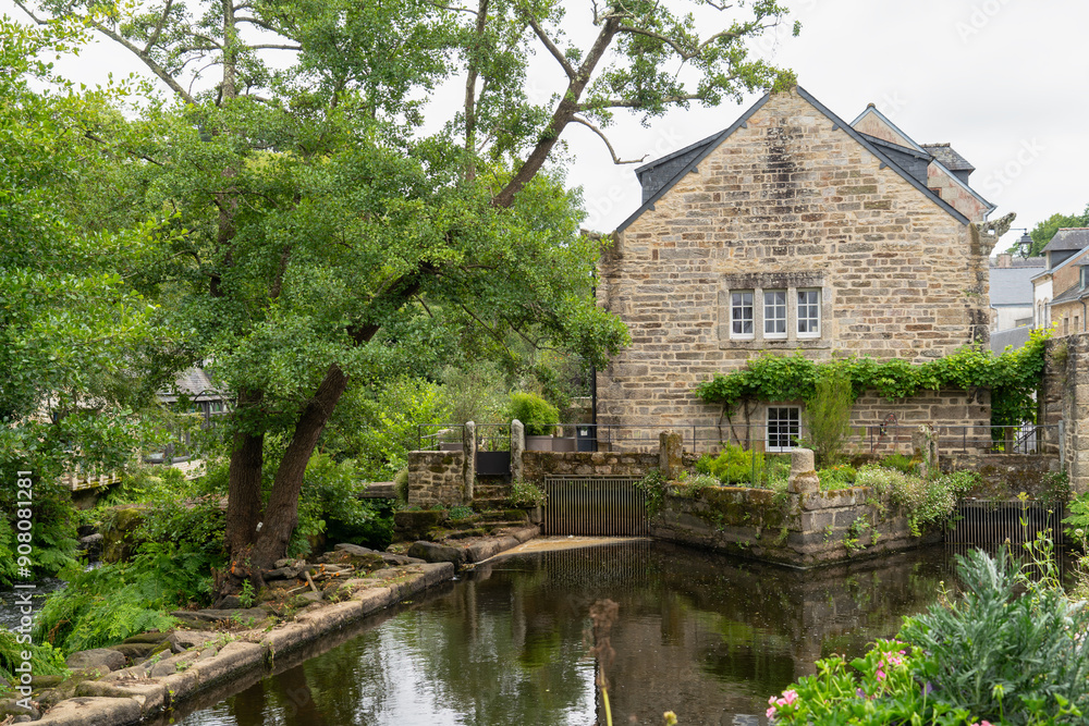 Une belle demeure en pierre, bordée de verdure, se reflète paisiblement dans les eaux calmes de l'Aven, capturant l'essence bucolique de Pont-Aven. Une belle demeure en pierre, bordée de verdure, se reflète paisiblement dans les eaux calmes de l'Aven, capturant l'essence bucolique de Pont-Aven.