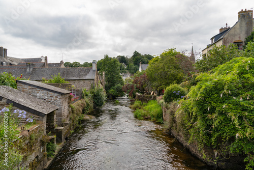 Les maisons en pierres qui bordent la rivière Aven à Pont-Aven ajoutent un charme authentique au village, reflétant l'histoire et la beauté naturelle de la région. photo