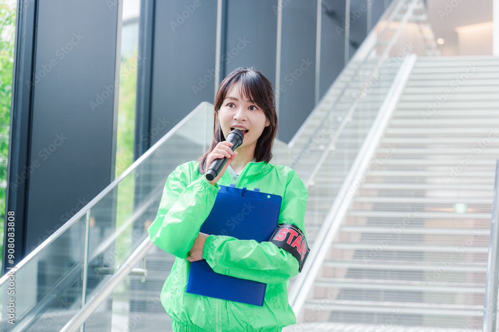 笑顔で案内をするイベントスタッフ 笑顔で案内をするイベントスタッフ