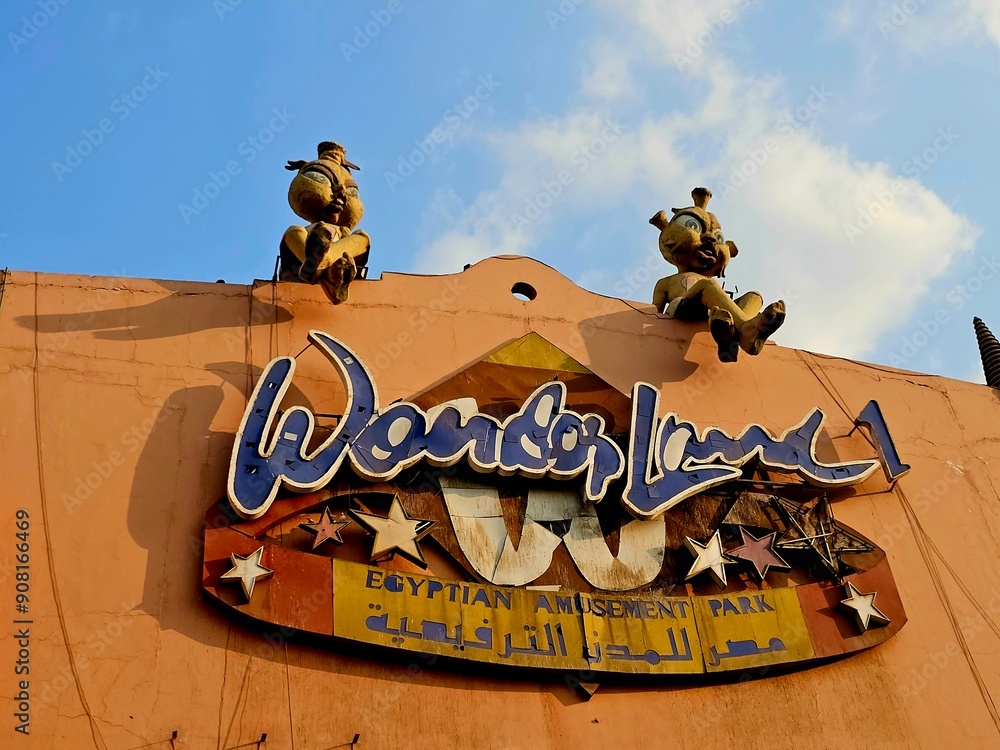 Foto de Cairo, Egypt, July 27 2024: Wonder Land Amusement Park ...