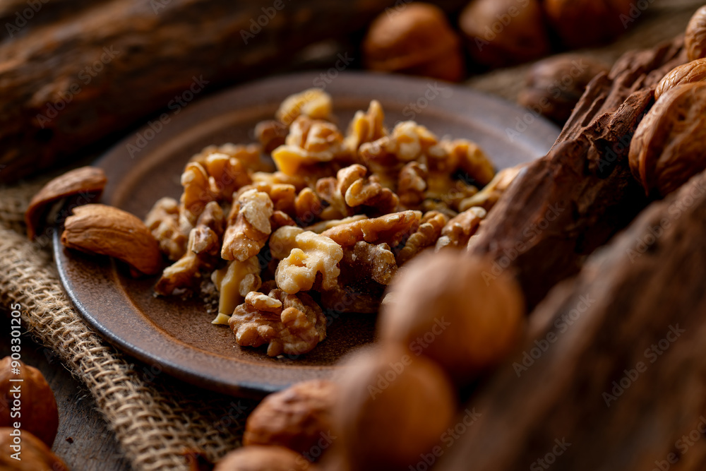 Walnut kernels and whole walnuts on a table.
Image of organic walnuts.
Walnut kernels and whole walnuts on a table.
Image of organic walnuts.