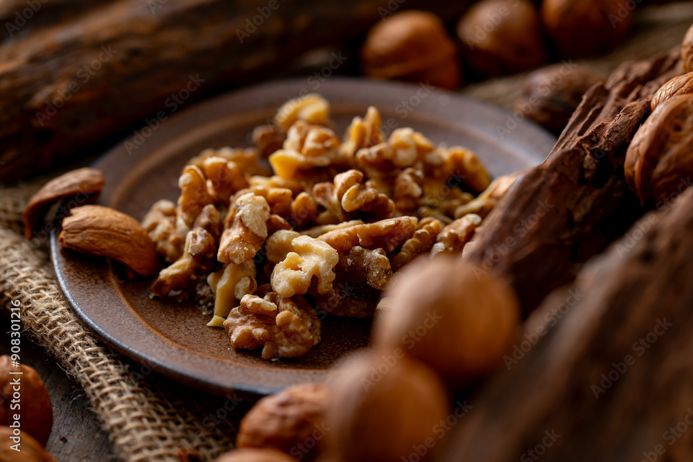 Walnut kernels and whole walnuts on a table.
Image of organic walnuts.
Walnut kernels and whole walnuts on a table.
Image of organic walnuts.
