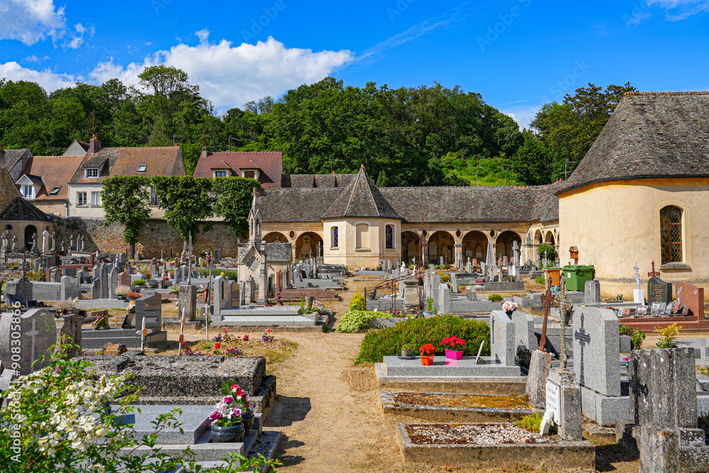 Obraz premium Chapel along the covered gallery of the cemetery of Montfort-l'Amaury, forming a cloister - This rural village is located in the French department of Yvelines in Paris region