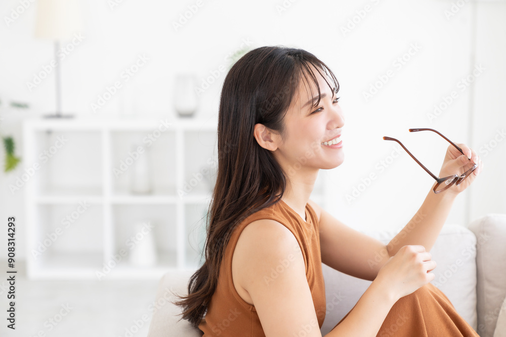 部屋でリラックスする若い女性 部屋でリラックスする若い女性