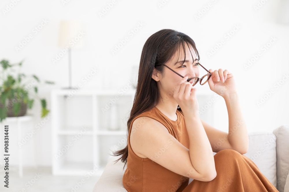 部屋でリラックスする若い女性